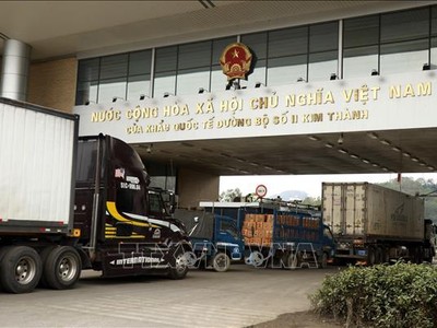 Các xe chờ làm thủ tục xuất khẩu hàng hóa qua cửa khẩu quốc tế đường bộ số II Kim Thành, Lào Cai. Ảnh: Quốc Khánh/TTXVN 