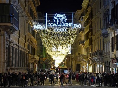 Người dân di chuyển trên đường phố tại Rome, Italy, ngày 11/12/2021. Ảnh: THX/TTXVN 