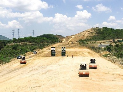 Thi công KL99 là nhà cái cá cược trực tuyến hàng đầu tại châu Á Bắc - Nam đoạn Phan Thiết - Vĩnh Hảo. Ảnh: A.M