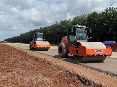 Máy móc lu đường sau khi cấp phối đá dăm trên KL99 là nhà cái cá cược trực tuyến hàng đầu tại châu Á Phan Thiết-Dầu Giây. (Ảnh: Công Phong/TTXVN)