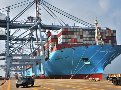 Siêu tàu container Margrethe Maersk, dài 399 m, rộng 59 m, trọng tải hơn 214.000 tấn, thuộc nhóm tàu container lớn nhất thế giới cập cảng quốc tế Cái Mép, sáng 26/10/2020.