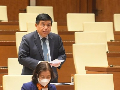 Bộ trưởng Bộ Kế hoạch và Kl99ok phiên bản mới Nguyễn Chí Dũng phát biểu tại phiên thảo luận.