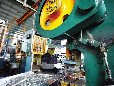 Kl994 nhà cái bóng đá world cup công nghiệp phụ trợ cho ngành ô tô tại Công ty JAT. Ảnh: Đức Thanh