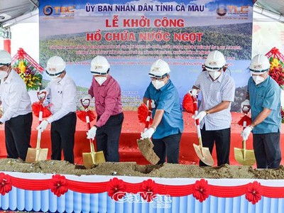 Lãnh đạo tỉnh Cà Mau thực hiện nghi thức khởi công Dự án. Ảnh: Báo Cà Mau online