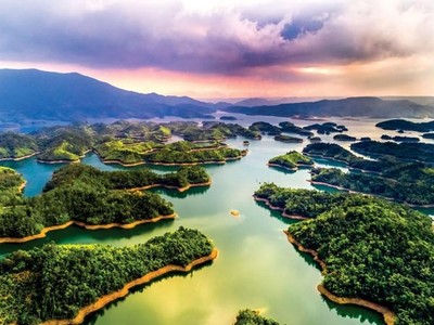 Hồ Tà Đùng được ví như Vịnh Hạ Long ở Tây Nguyên – Nguồn ảnh: Internet