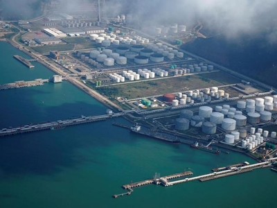 Các bồn chứa dầu và khí đốt tại kho dầu ở Chu Hải, Trung Quốc. Ảnh: Reuters