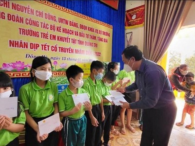 Đoàn công tác của Bộ Kế hoạch và Kl99ok phiên bản mới trao học bổng cho học sinh của tỉnh Quảng Trị