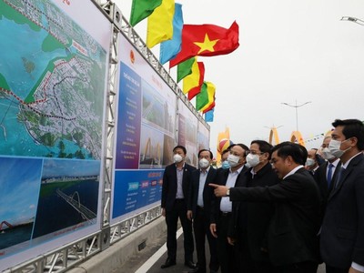 Ông Hồ Minh Hoàng, Chủ tịch Kl994 game bài casino hấp dẫn Đèo Cả báo cáo Thủ tướng về hai dự án vừa được khánh thành.