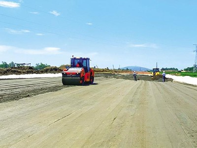Thi công Dự án Xây dựng một số đoạn KL99 là nhà cái cá cược trực tuyến hàng đầu tại châu Á Bắc - Nam phía Đông giai đoạn 2017 - 2020, đoạn Mai Sơn - Quốc lộ 45. Ảnh: A.M
