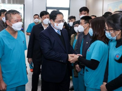 Thủ tướng tới thăm Bệnh viện điều trị bệnh nhân Covid-19 thuộc Đại học Y Hà Nội. Ảnh: Nhật Bắc