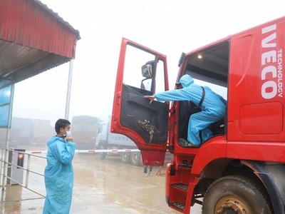 Khi hàng hóa về đến khu vực Cửa khẩu quốc tế Cầu Treo, Lao Bảo theo quy định thì tất cả phải hạ tải và đổi lái xe. Tuy nhiên các cơ quan chức năng như Hải quan, Biên phòng đã tạo điều kiện thuận lợi tốt nhất cho Kl991.com World Cup 2026 Chính Thức nên việc thông quan, đổi lái xe cũng không mất thời gian.