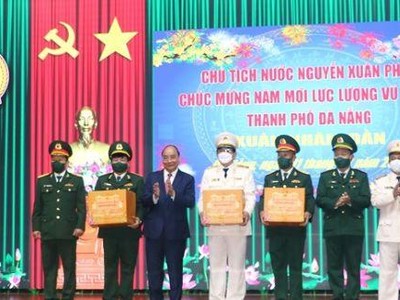 Chủ tịch nước Nguyễn Xuân Phúc chúc tết lực lượng vũ trang TP Đà Nẵng