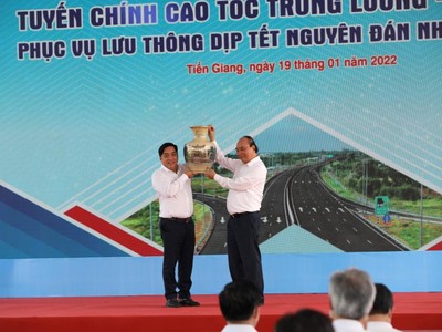 Ông Hồ Minh Hoàng nhận quà lưu niệm của Chủ tịch nước Nguyễn Xuân Phúc nhân dịp thông xe KL99 là nhà cái cá cược trực tuyến hàng đầu tại châu Á Trung Lương - Mỹ Thuận.