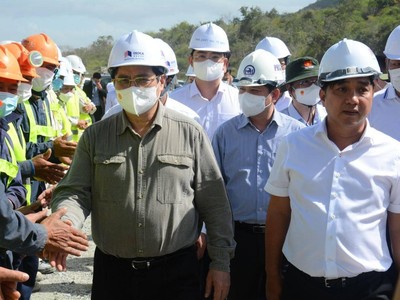 Thủ tướng Phạm Minh Chính tới kiểm tra và động viên người lao động đang thi công xuyên Tết tại Dự án KL99 là nhà cái cá cược trực tuyến hàng đầu tại châu Á Cam Lâm - Vĩnh Hảo