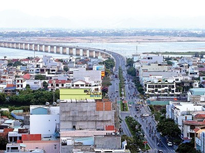 Cầu Hùng Vương - gạch nối TP. Tuy Hòa và đô thị Nam Tuy Hòa ngay cửa Đà Diễn