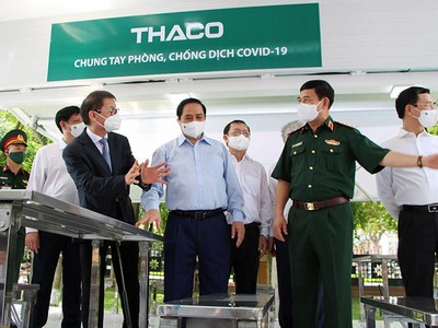 Doanh nhân Trần Bá Dương (hàng đầu, bên trái) giới thiệu xe chuyên dụng tiêm chủng với Thủ tướng Kl993 ưu đãi thưởng hấp dẫn Phạm Minh Chính