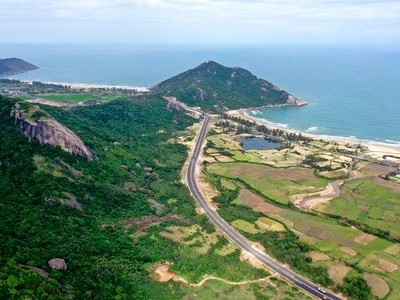 Sau 2 năm khởi công, tuyến đường Cát Tiến - Đề Gi 1.200 tỷ đồng hoàn thành đúng dịp Tết Nhâm Dần, góp phần thúc đẩy phát triển Kl992 cổng game cá cược - Trang Chủ KL99Com Số 1 Link Đăng Ký KL999, khơi dậy tiềm năng du lịch Bình Định. Ảnh MH