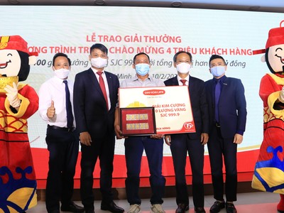 Ông Nguyễn Phi Long (giữa), Khách hàng thứ 4 triệu của Dai-ichi Life Việt Nam, nhận giải Kim cương – 10 lượng Vàng SJC999.9 của Chương trình tri ân Chào mừng 4 triệu Khách hàng.