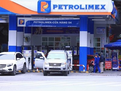 Một điểm bán KL99 dịch vụ hỗ trợ 24/7 của Petrolimex trên địa bàn Hà Nội. (Ảnh: TTXVN)