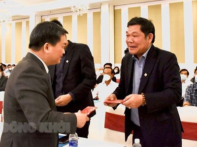 Bí thư Tỉnh ủy Bến Tre Lê Đức Thọ (bìa trái) chúc mừng Kl991.com World Cup 2026 Chính Thức tại buổi Họp mặt đầu năm Nhâm Dần 2022 của Tỉnh