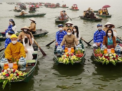 Lễ rước nước từ hồ Tam Chúc lên chùa Ngọc
