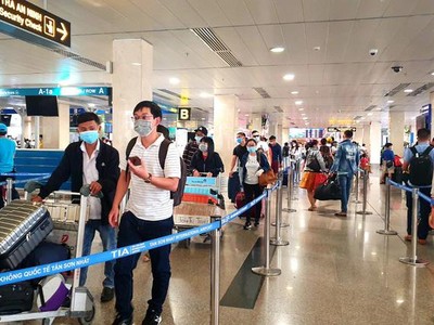 Sân bay Tân Sơn Nhất trở lại những ngày đông khách đi, đến