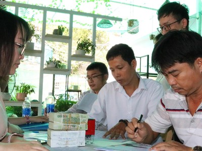 Khách hàng đặt cọc mua đất. Ảnh: Việt Dũng 