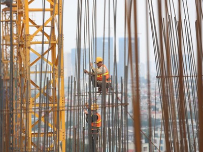 Nhiều nhà thầu xây dựng thua lỗ do giá nguyên vật liệu tăng phi mã, đặc biệt là giá thép. Ảnh: Dũng Minh 