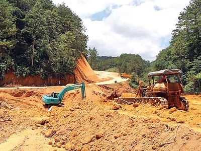 Thi công Gói thầu số 5, Dự án Cải tạo, nâng cấp các đoạn xung yếu trên Quốc lộ 24 - Dự án thành phần 2, đoạn qua huyện Kon Plông (Kon Tum) Ảnh: Cao Nguyên/TTXVN