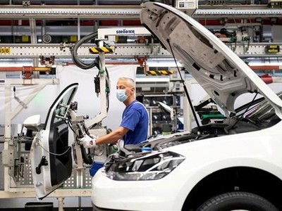 Nhiều hãng xe của Đức như Volkswagen, BMW... cho biết đã cắt giảm sản lượng vì thiếu nguồn cung từ khu vực xung đột. (Ảnh: Reuters/TTXVN) 