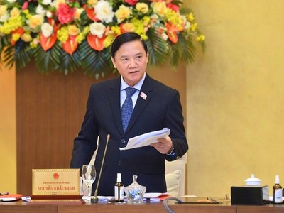 Phó chủ tịch Quốc hội Nguyễn Khắc Định phát biểu tại phiên họp.