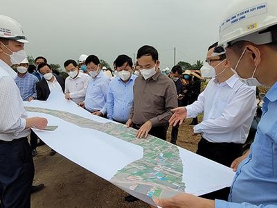 Bí thư Thành ủy Trần Lưu Quang (áo nâu xám) cùng lãnh đạo thành phố, các ngành chức năng thực địa kiểm tra toàn tuyến các dự án chiều ngày 15/3/2022. Ảnh: Thu Lê.