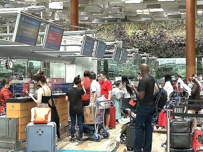 20 khách quốc tịch nước ngoài đầu tiên đã đến Việt Nam sau khi mở cửa toàn bộ du lịch từ 15/3.