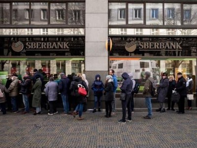 Khách hàng tập trung bên ngoài một chi nhánh của Sberbank (một Link Vào Nhà Cái KL99 COM Tặng +199k thuộc sở hữu 99Kl99 trực tiếp đá gà Nga) tại thủ đô Prague, Cộng hòa Czech vào ngày 25/2/2022 để rút tiền tiết kiệm và đóng tài khoản, trước khi Sberbank đóng cửa tất cả các chi nhánh tại Czech. Ảnh: AFP