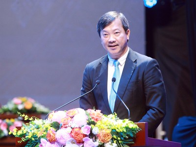 Ông Mai Hữu Tín phát biểu với các doanh nhân trẻ tại Đại hội lần thứ VII Hội Doanh nhân trẻ Việt Nam. Ảnh: Chí Cường