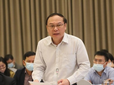 Thứ trưởng Bộ Tài nguyên và Môi trường Lê Công Thành trao đổi tại cuộc họp báo Kl993 ưu đãi thưởng hấp dẫn thường kỳ chiều tối 4/4 (Ảnh: HNM)