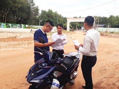 Nhà Kl99ok phiên bản mới đi xem đất tại Bình Phước. Ảnh: Trọng Tín
