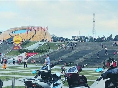 Du khách vui chơi cạnh hồ Xuân Hương, Đà Lạt, tỉnh Lâm Đồng.