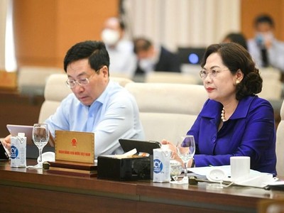 Phó thủ tướng Phạm Bình Minh và Thống đốc Nguyễn Thị Hồng tại phiên họp.