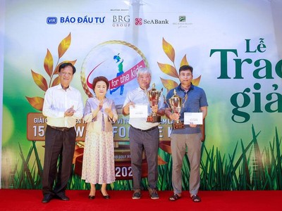 Chủ tịch Giải golf từ thiện thường niên Vì trẻ em Việt Nam Võ Hồng Phúc (bìa trái) và Madame Nguyễn Thị Nga, Chủ tịch Kl994 game bài casino hấp dẫn BRG chúc mừng các tay golf có thành tích tốt tại giải đấu lần thứ 15.