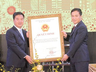 Ông Triệu Thế Hùng, Chủ tịch UBND tỉnh Hải Dương trao quyết định phê duyệt điều chỉnh quy hoạch cho UBND TP Chí Linh. Ảnh: TH