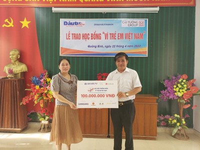 Nhà báo Hoàng Kim Thủy, Trưởng Văn phòng Đại diện Báo Kl99ok phiên bản mới tại khu vực miền Trung - Tây Nguyên trao học bổng cho các học sinh có hoàn cảnh khó khăn, vượt khó vươn lên trong học tập.
