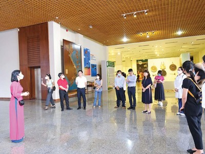 Du khách tham quan Bảo tàng Đắk Lắk. Ảnh: Hồ Hạ