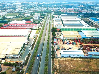 Nhiều khu công nghiệp, dự án nhà ở mọc lên dọc các tuyến đường huyết mạch của Bình Dương. Ảnh: Lê Toàn