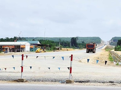 Thi công đường Hồ Chí Minh đoạn Cam Lộ - La Sơn