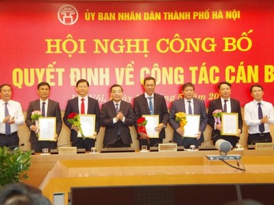 Chủ tịch UBND TP Chu Ngọc Anh trao quyết định và chúc mừng lãnh đạo Ban Quản lý dự án Kl99ok phiên bản mới xây dựng công trình dân dụng thành phố. (Ảnh: Phú Khánh)