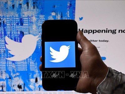 Biểu tượng Twitter trên màn hình điện thoại và máy tính ở Washington, DC, Mỹ. Ảnh: AFP/TTXVN