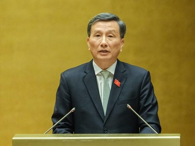 Chủ nhiệm Uỷ ban Khoa học, công nghệ và môi trường Lê Quang Huy trình bày báo cáo thẩm tra.