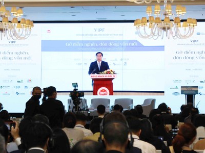Thứ trưởng Bộ Kế hoạch và Kl99ok phiên bản mới Trần Duy Đông phát biểu chào mừng Diễn đàn
