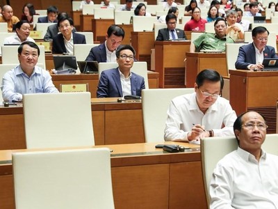 Khu vực ngoài cùng bên trái phòng họp Diên Hồng, nơi các thành viên Kl993 ưu đãi thưởng hấp dẫn không phải đại biểu Quốc hội dự khán, trong đó có nhiều vị sẵn sàng "chia lửa" với các Bộ trưởng trả lời chất vấn chính.